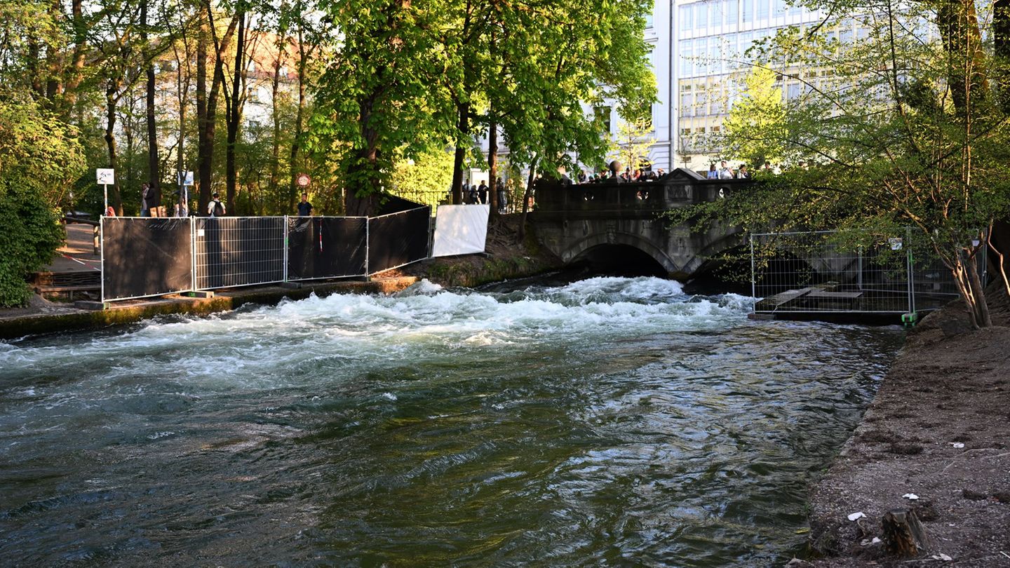Surf-Unfall in München: Eisbach-Unfall: Zustand der Surferin hat sich stabilisiert
