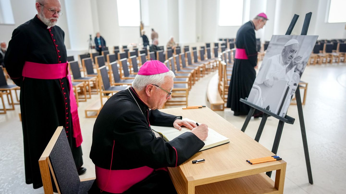 Tod von Papst Franziskus: Kondolenzbuch für Papst liegt aus