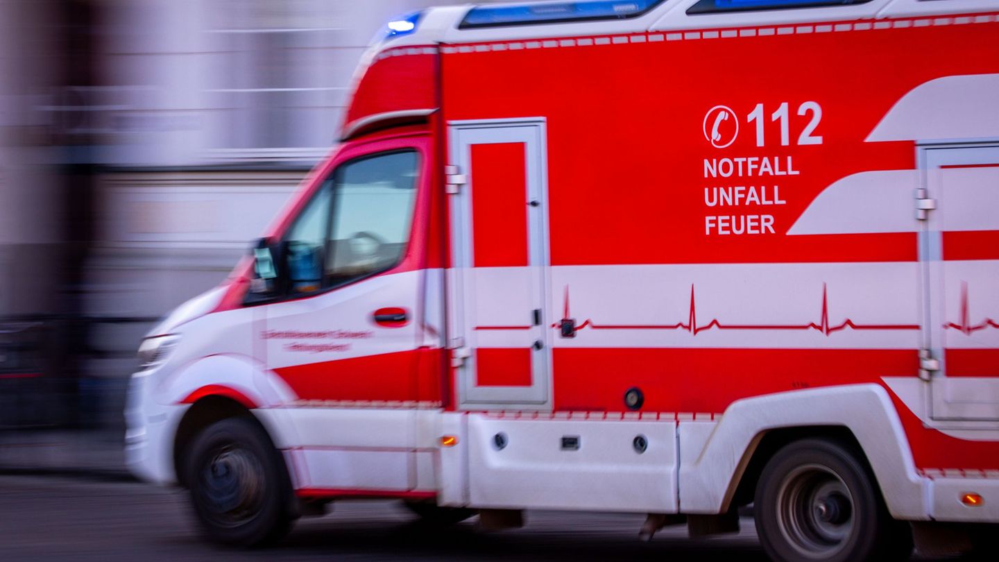 Verkehrsunfall: Autos kollidieren beim Überholen – Fahrer schwer verletzt