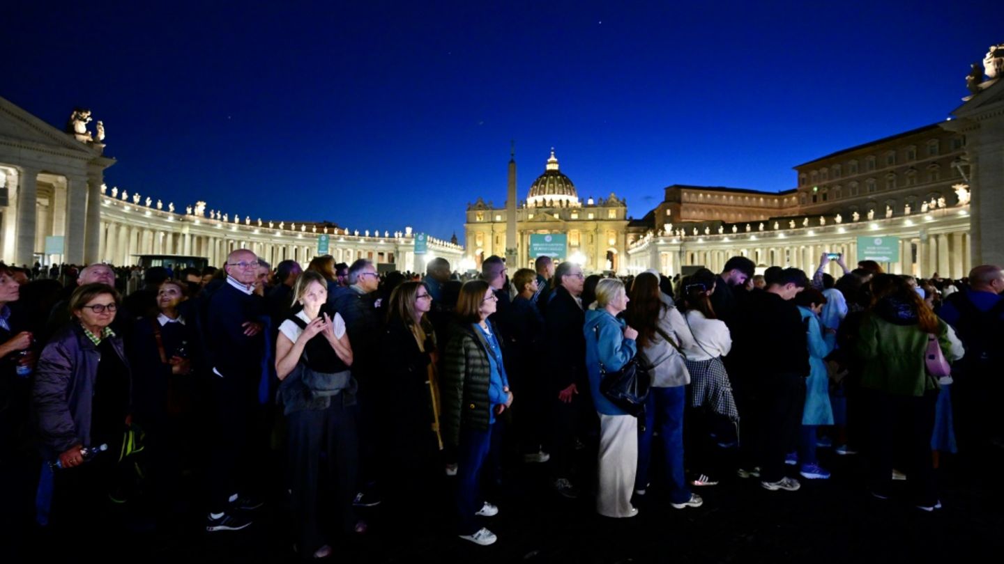 Fast 20.000 Menschen nehmen am ersten Tag der Aufbahrung im Petersdom Abschied vom Papst