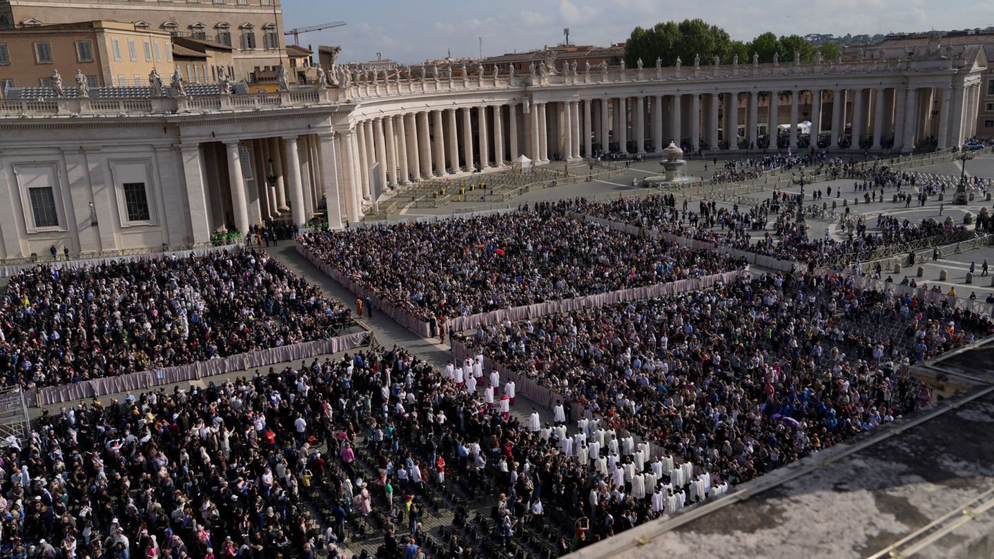 Tod von Papst Franziskus: Franziskus in Petersdom überführt