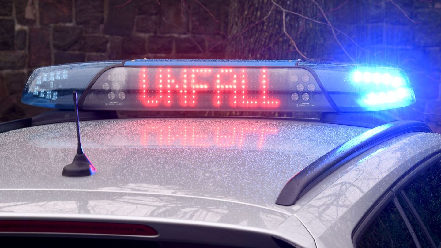 Unfälle: Polizeiauto auf Weg zu Einsatz verunglückt – zwei Verletzte