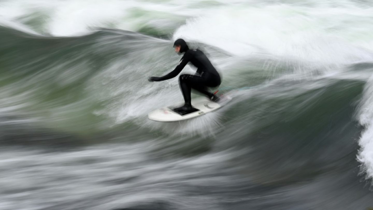 Nach Surfunfall im Eisbach in München: Frau stirbt an Verletzungen