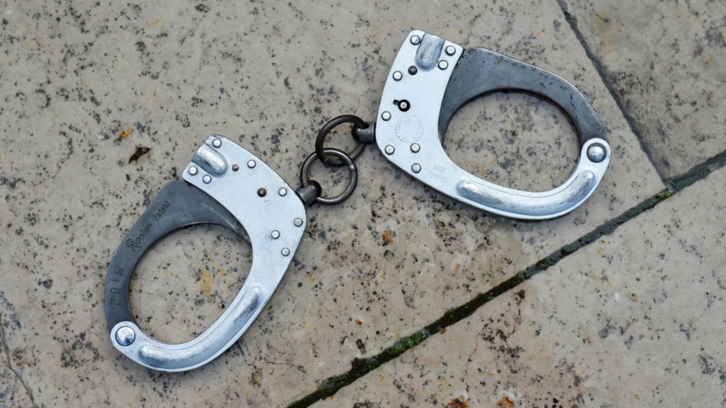 Waffen und Sprengstoff zu Hause aufbewahrt: Vater und Sohn verhaftet