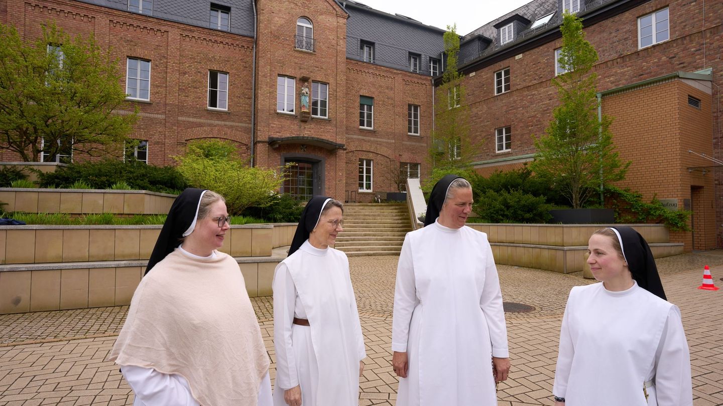 Religion: Ein Tod wie gemalt – Frauen im Kloster trauern um Papst