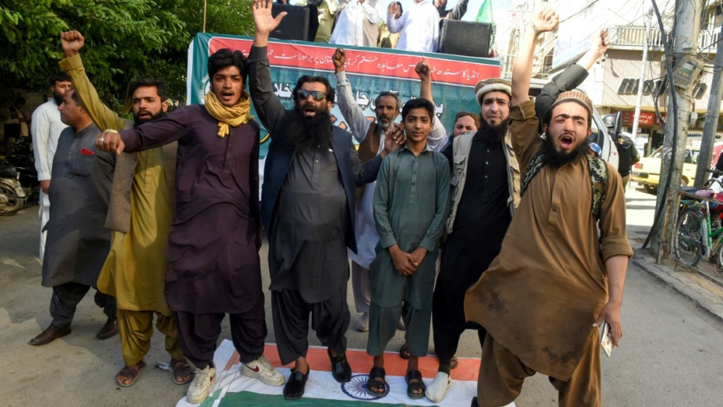 Nach Angriff in Kaschmir: Indien und Pakistan überziehen sich mit Strafmaßnahmen