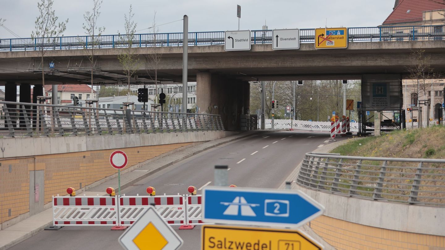 Einsturzgefahr: Magdeburg: Behelfsbrücke soll nach den Sommerferien stehen