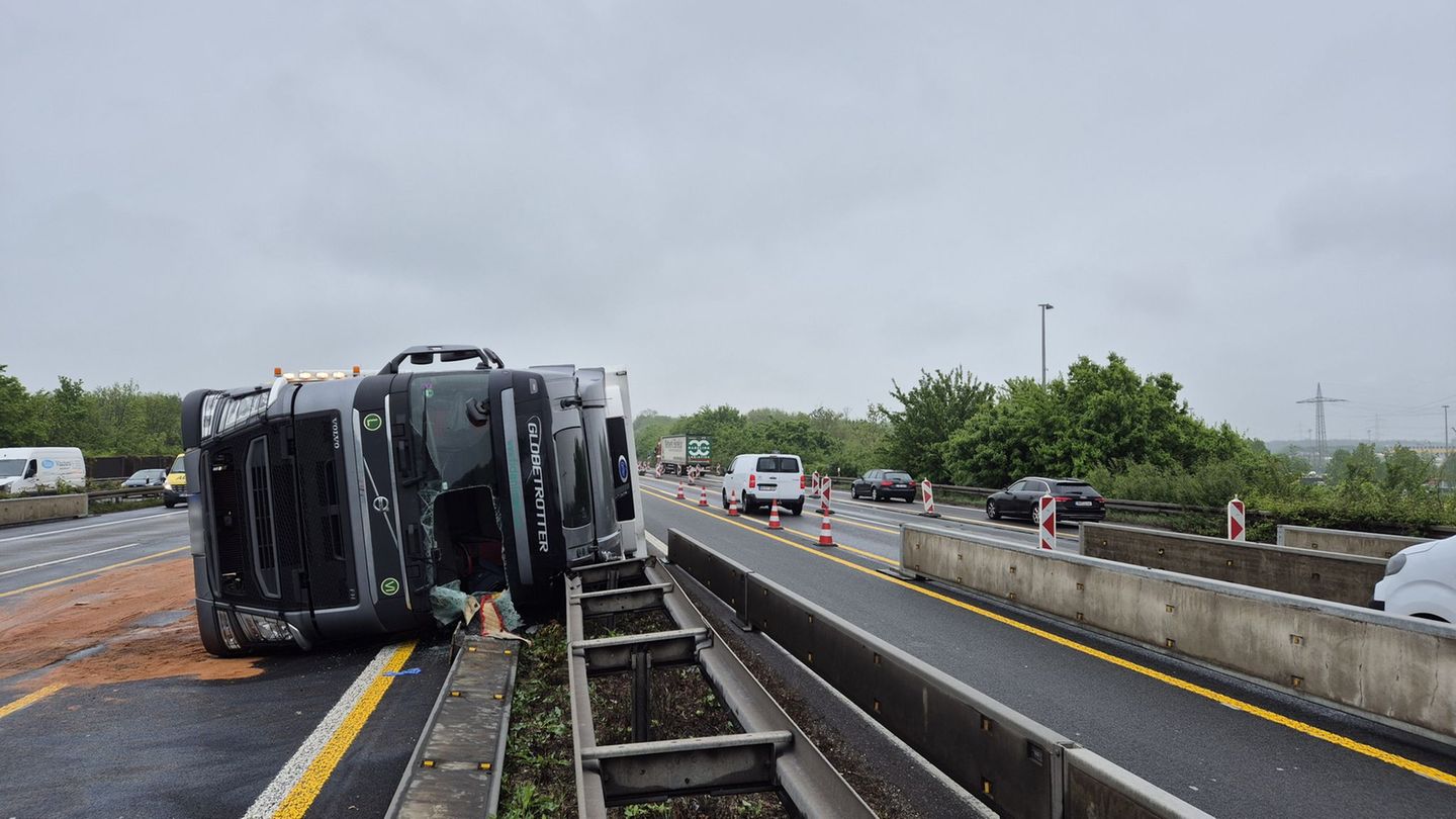 In einem Baustellenbereich: Lastwagen auf A4 umgekippt – Staugefahr