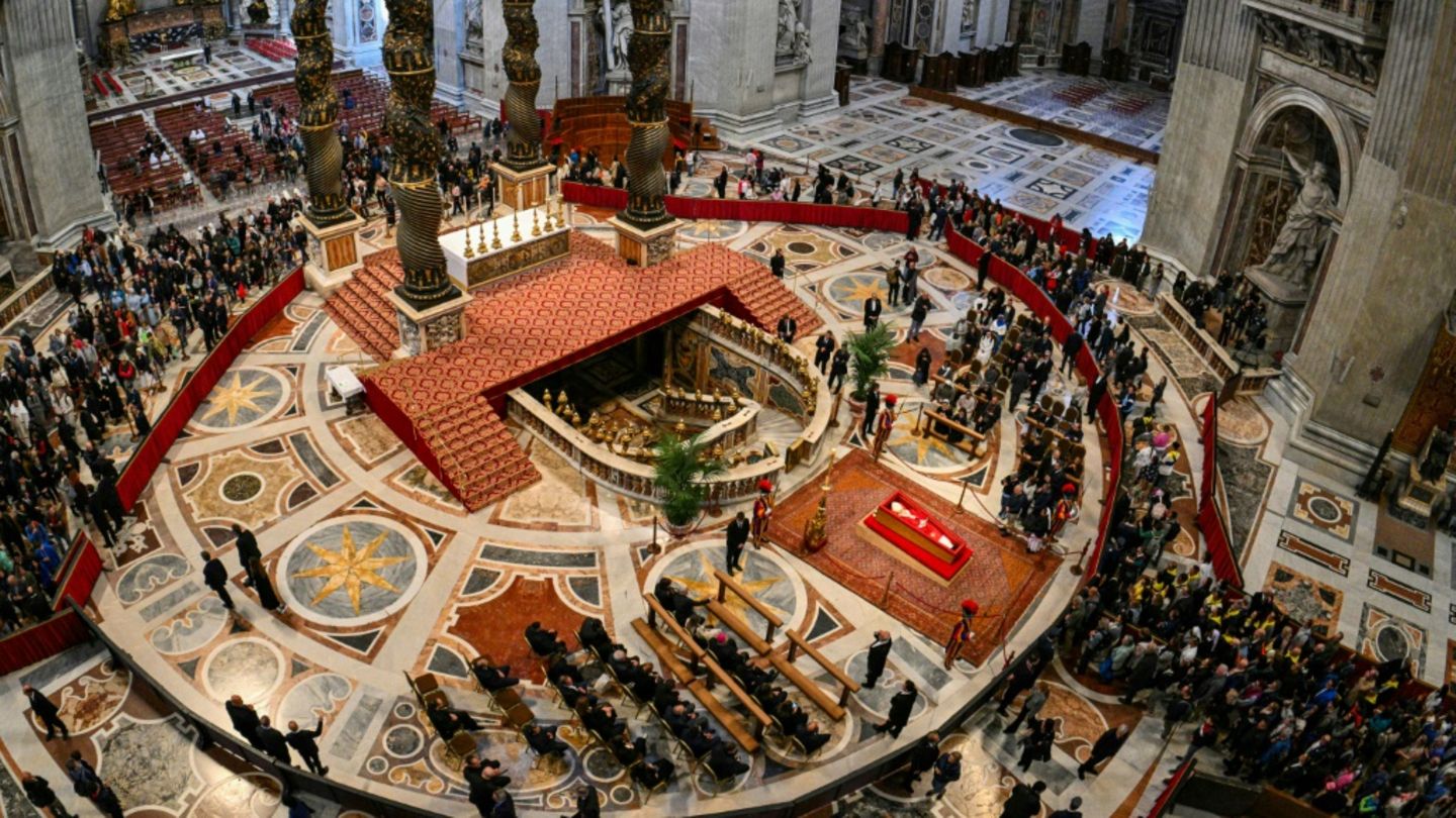 Vatikan: Mehr als 128.000 Menschen haben bislang Abschied vom Papst genommen