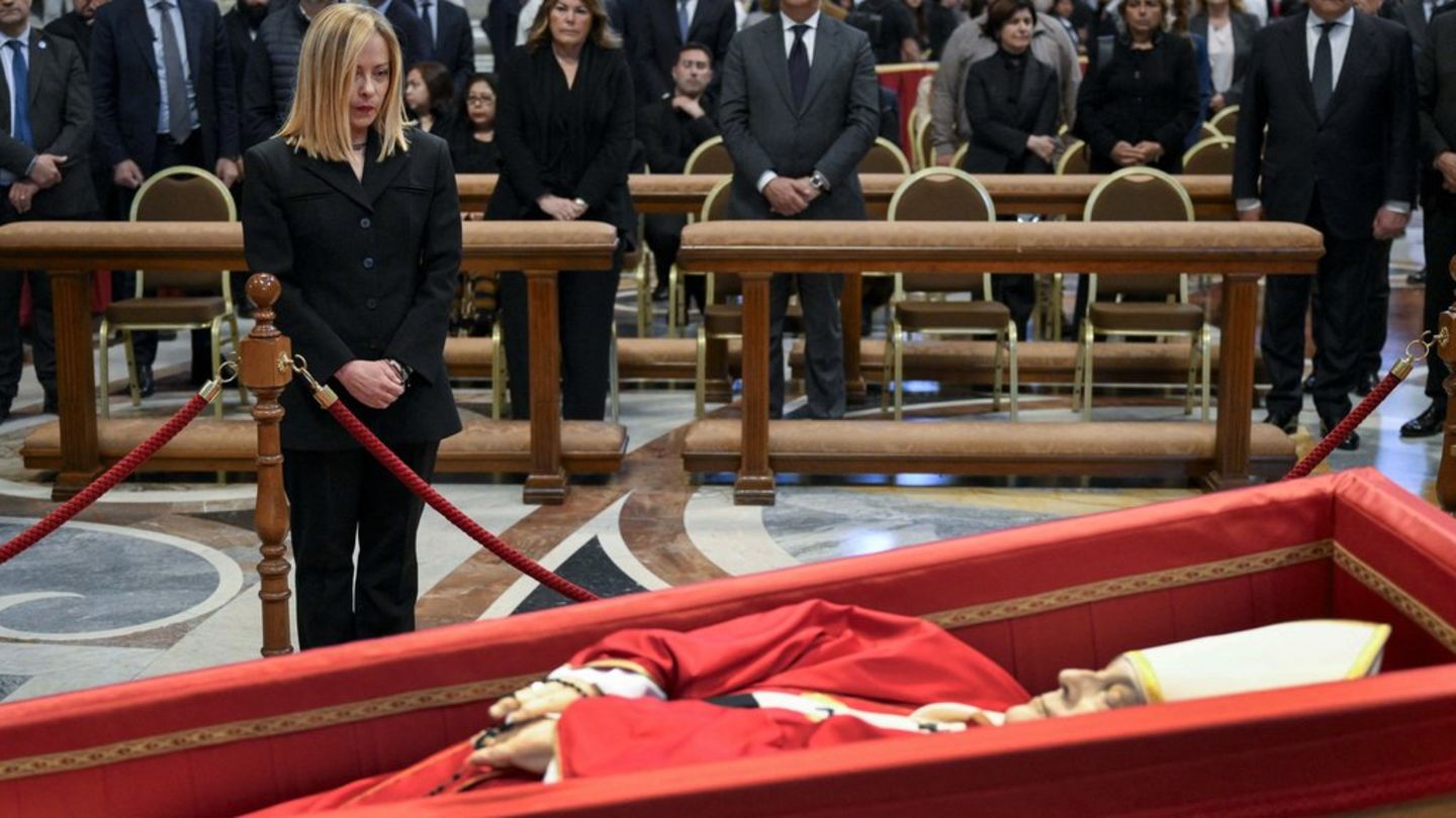 Am offenen Sarg: Giorgia Meloni nimmt Abschied von Franziskus