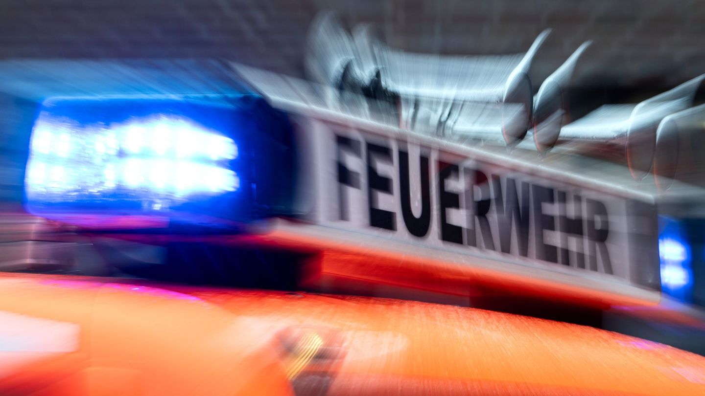 Hoher Schaden: Feuer in Schuppen greift auf Mehrfamilienhaus über