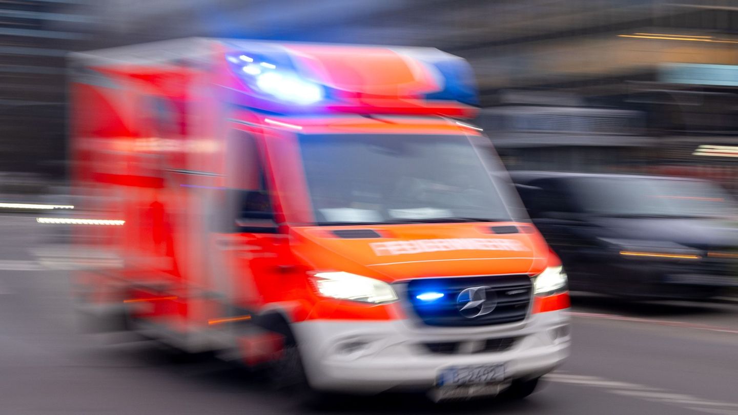 Verkehr: Motorradfahrer stürzt und wird schwer verletzt