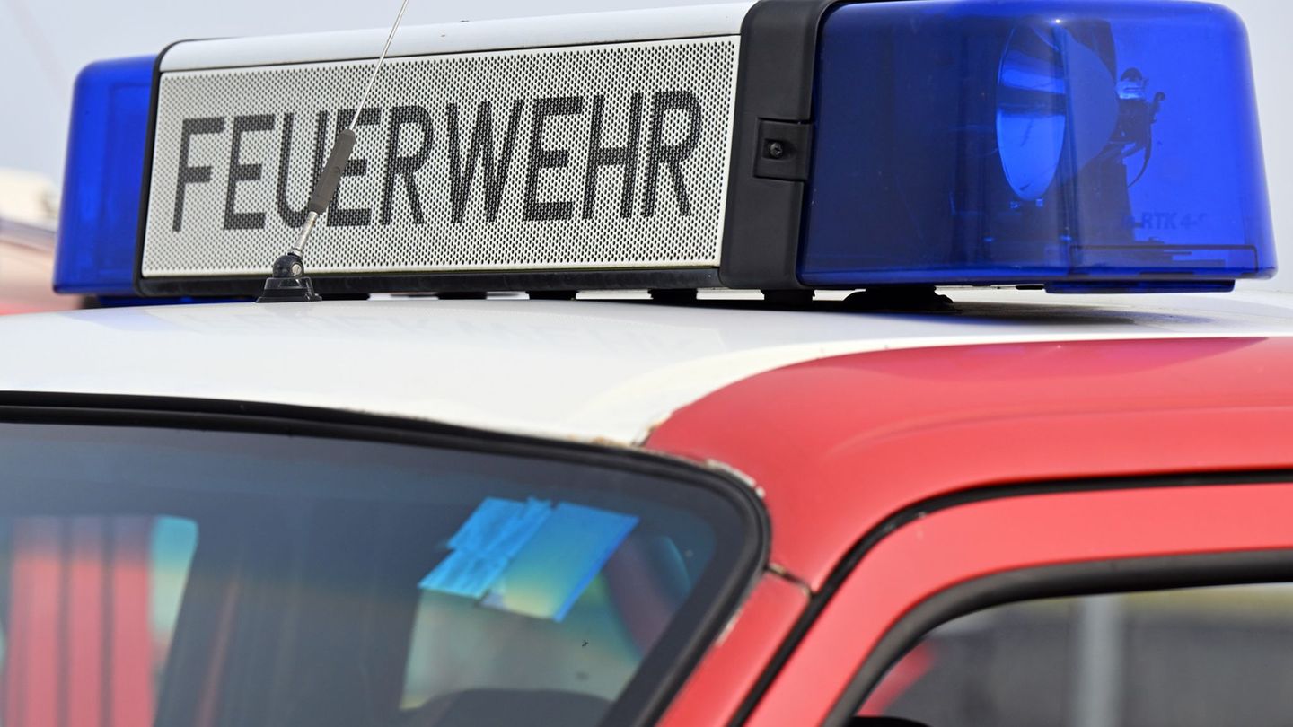 Schiffsunfall: Manövrierunfähiges Ausflugsschiff streift Brücke in Bremen