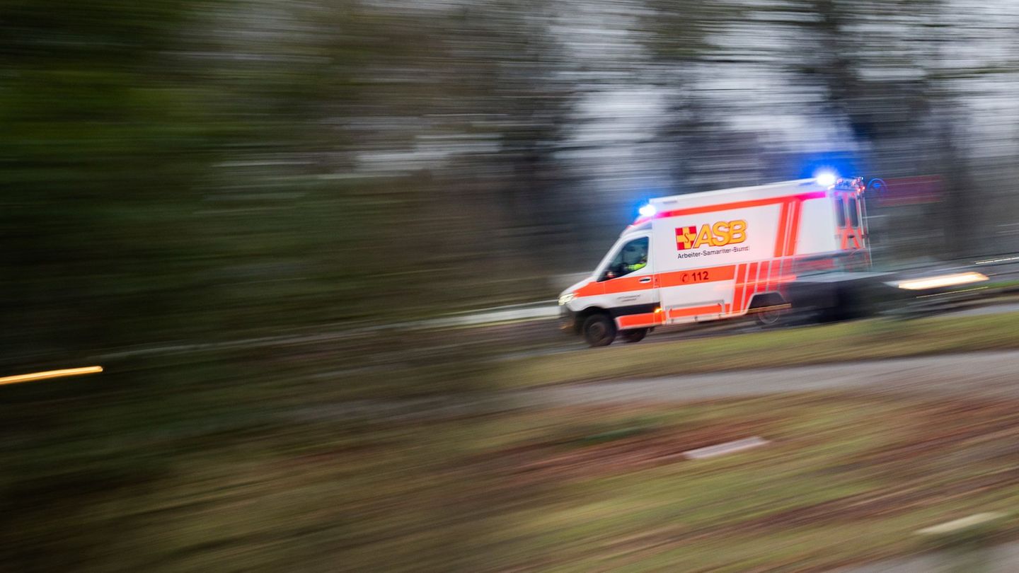 Schwerer Unfall: Auto erfasst Motorradfahrer – Biker schwer verletzt