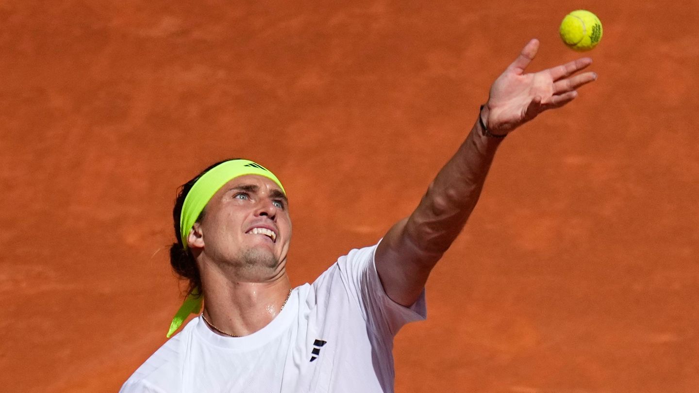 Tennis: Kroos in der Box – Zverev kämpft sich nach Frust-Foto weiter
