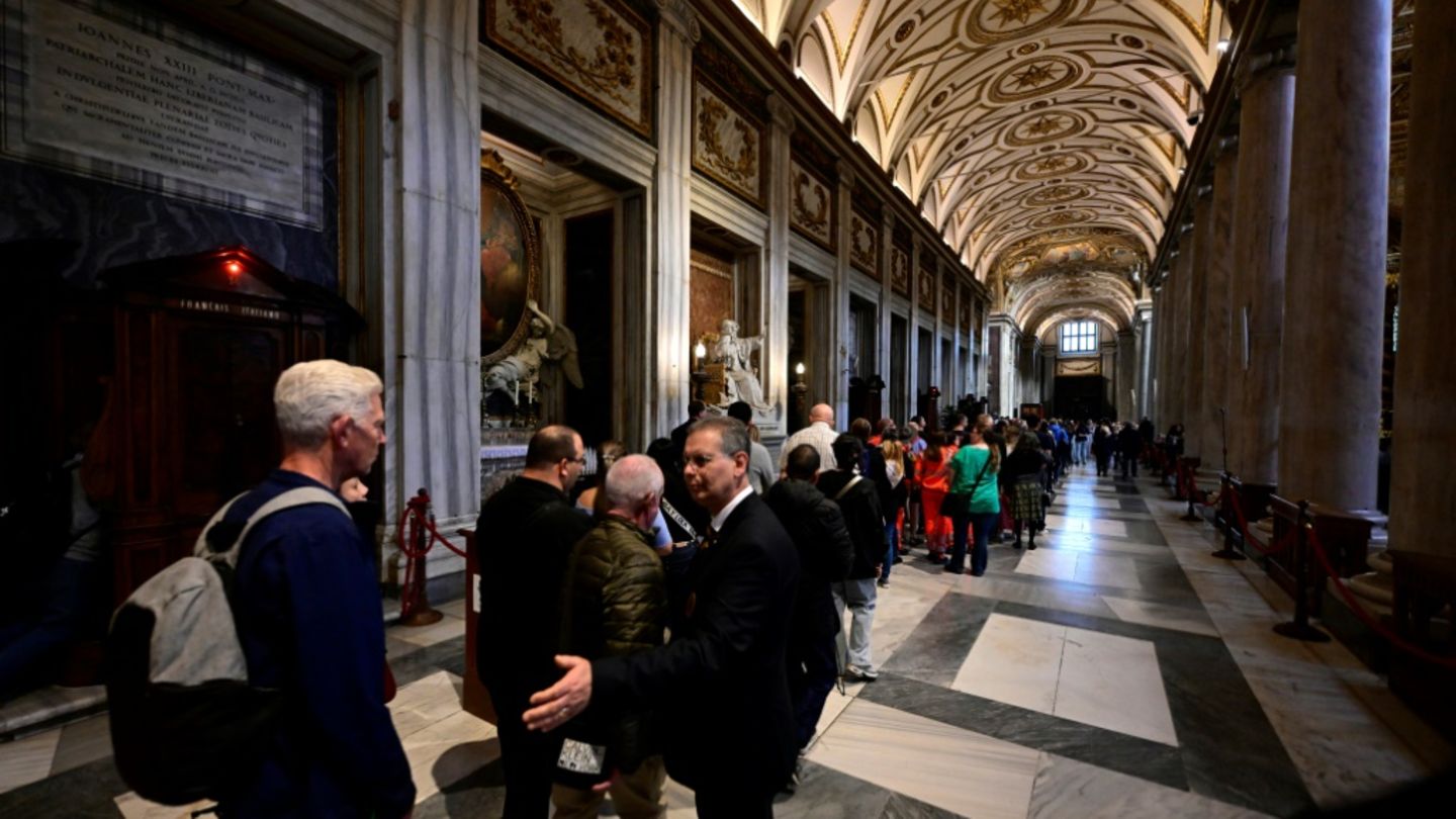 Nach Abschied von Papst mit Hunderttausenden richtet sich Blick auf Konklave