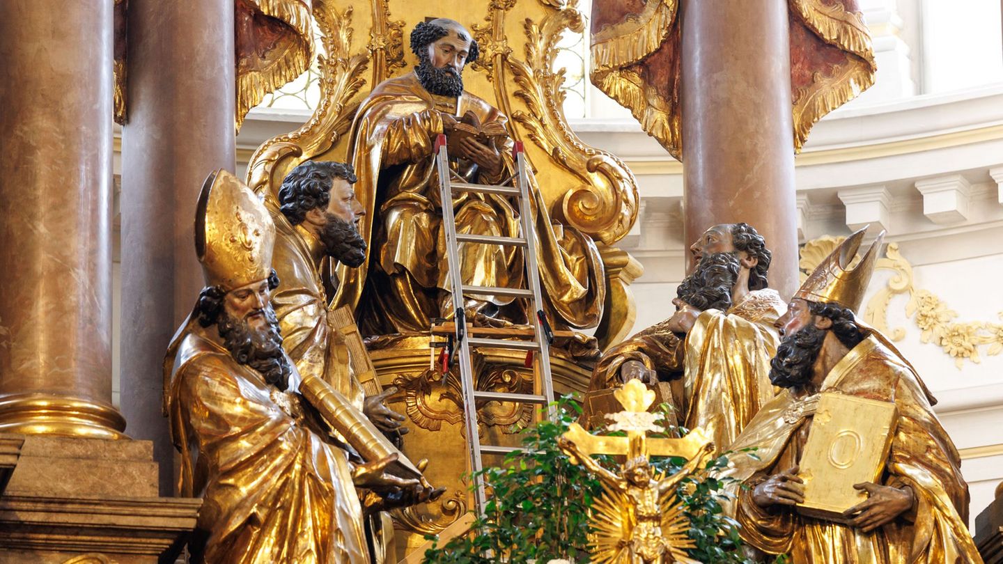 Tod des Papstes: Nach Papsttod – Petrus in Münchner Kirche ohne Tiara