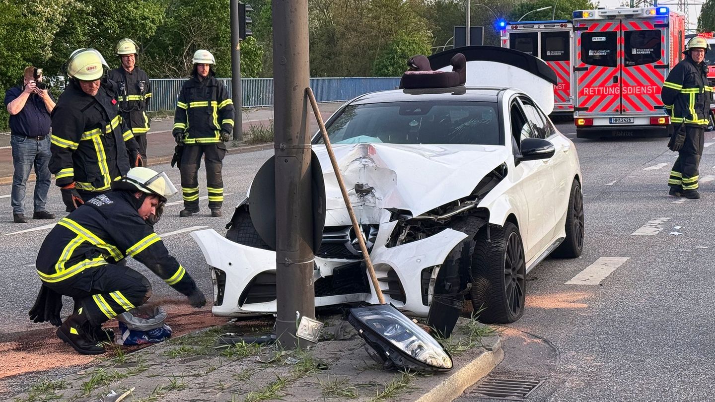 Hamburg-Billbrook: Auto fährt gegen Ampelmast – drei Kinder verletzt