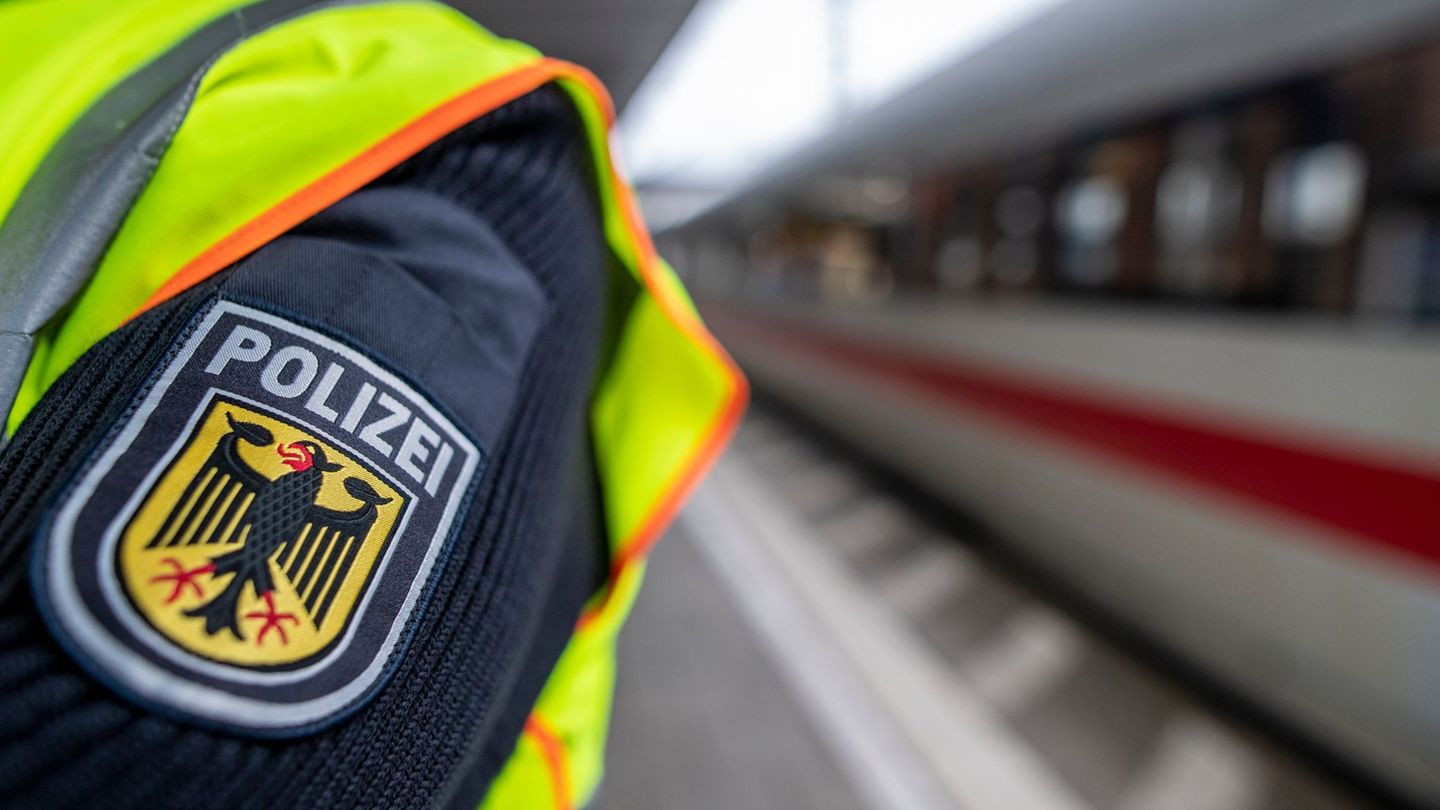 Bahnverkehr: ICE mit 460 Reisenden strandet wegen Steinen auf den Gleisen