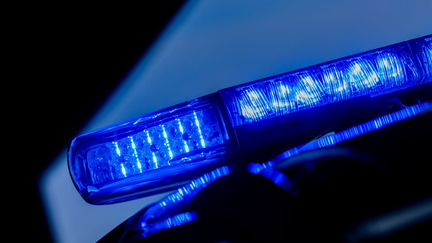 Kriminalität: Polizei: Mann verletzt drei Menschen in Unterkunft schwer
