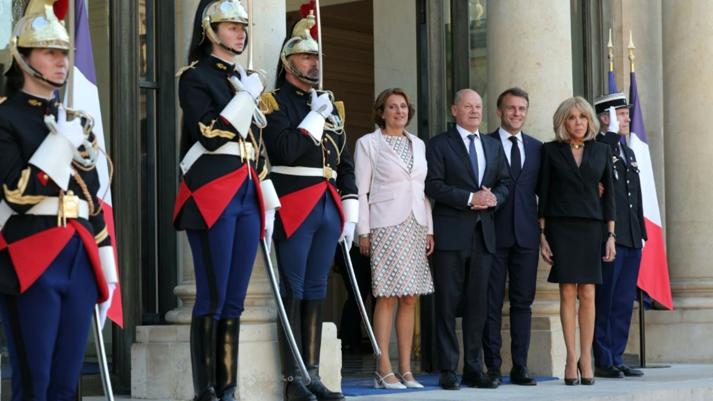 Scholz von Macron zum Abschiedsessen in Paris empfangen