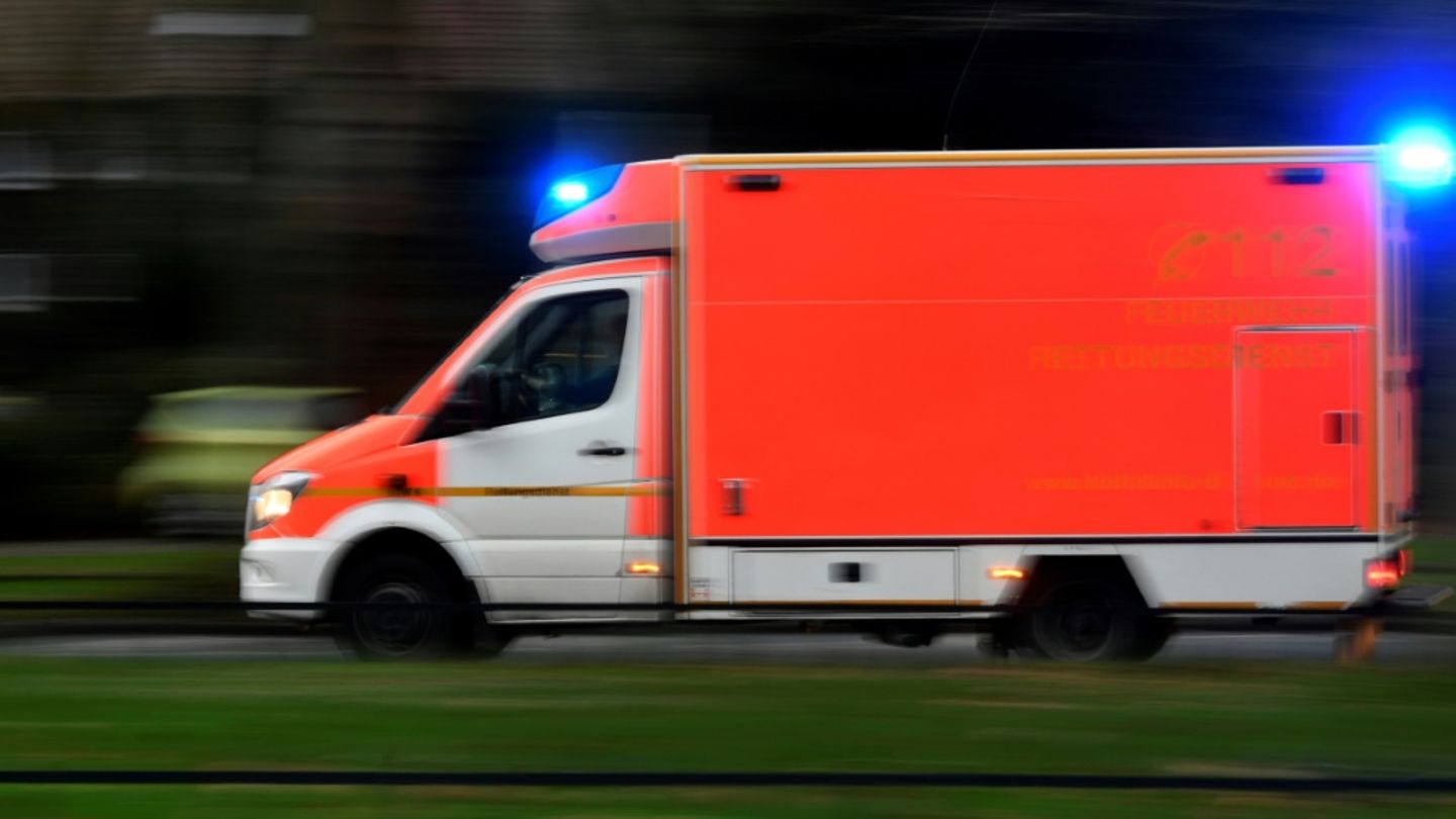 85-Jährige stirbt bei Unfall mit Krankenfahrtstuhl auf Landstraße in Bayern