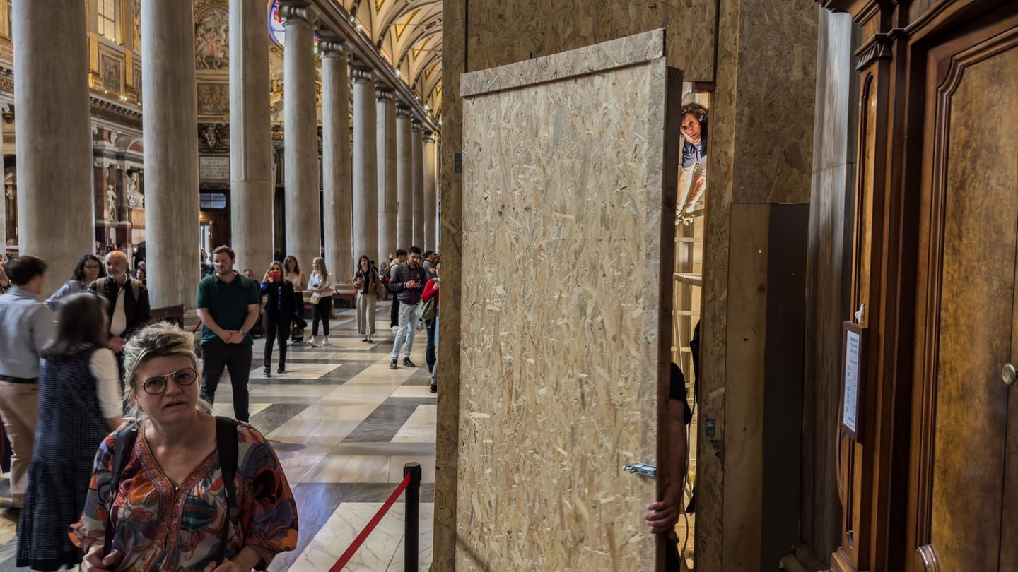 Liveblog: Tausende nehmen Abschied von Papst Franziskus – Handwerker bereiten Grab vor