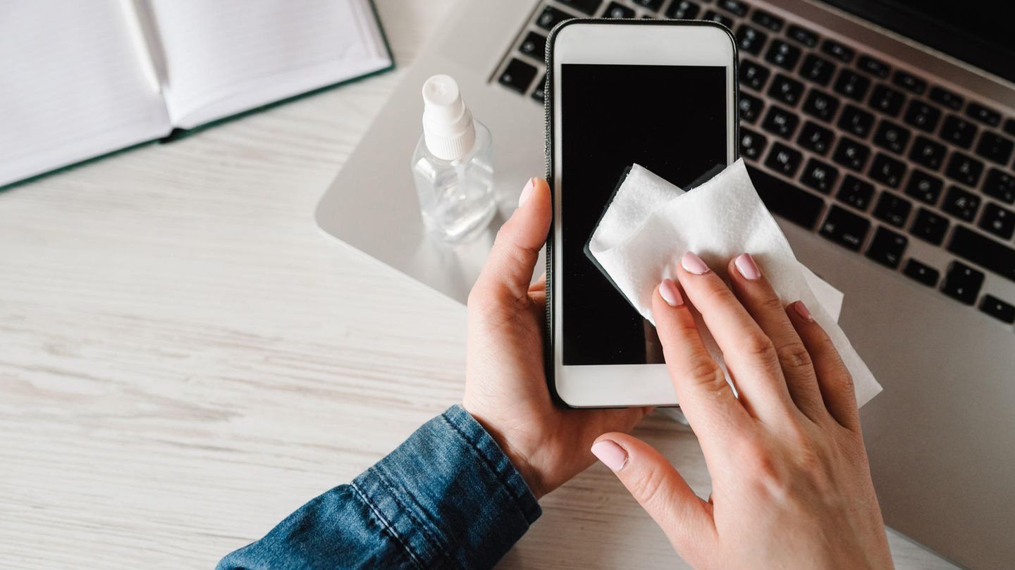 Keimschleuder: Darum sollten Sie Ihr Smartphone regelmäßig desinfizieren