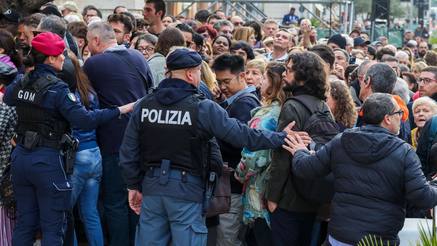 Liveblog: Zivilschutz erschreckt Wartende auf dem Petersplatz