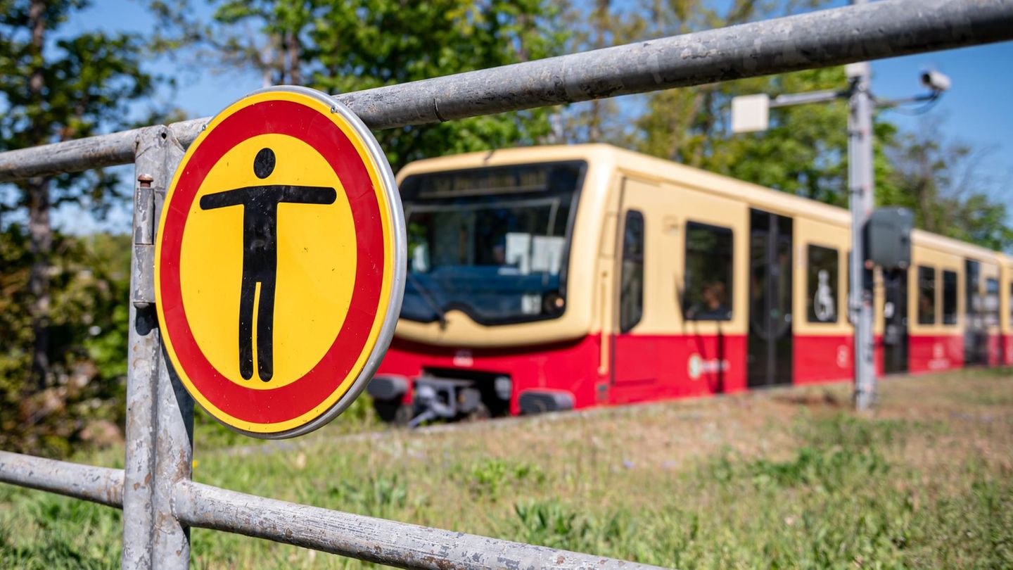 Berlin: Zwei Menschen sterben beim „Surfen“ auf S-Bahn-Dach