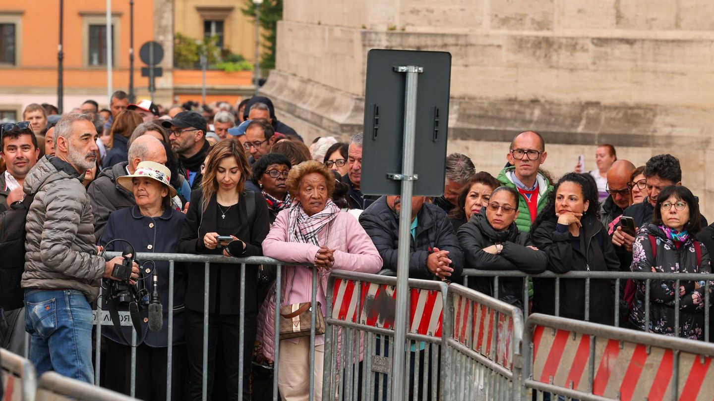 Santa Maria Maggiore: Hunderte stehen Schlange, um Papst-Grab zu besuchen