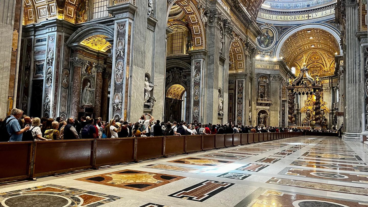 Abschied vom Papst: Schlange stehen für Franziskus