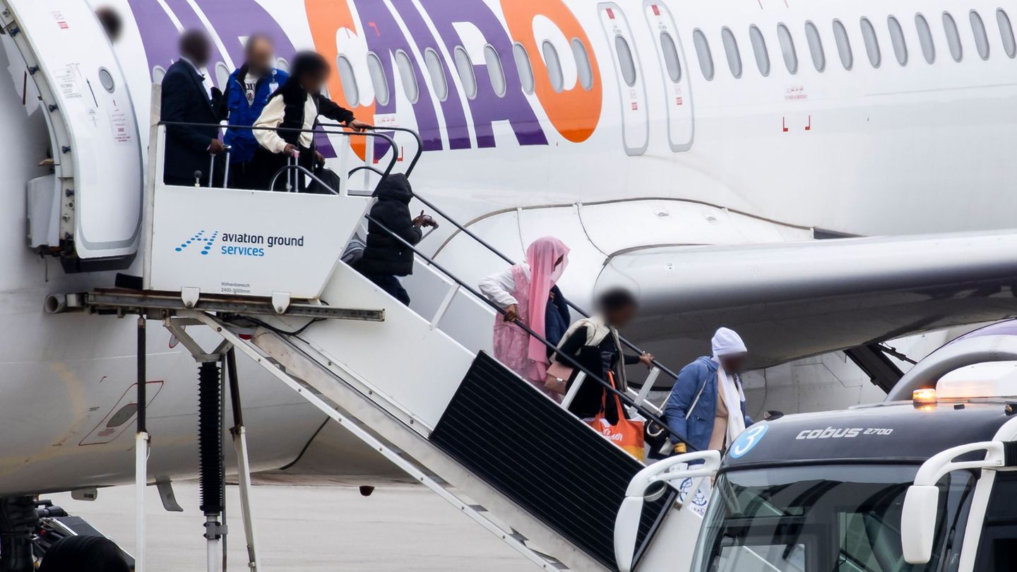 Flüchtlingspolitik: Jeder Zweite fände Auswahl Geflüchteter im Ausland besser