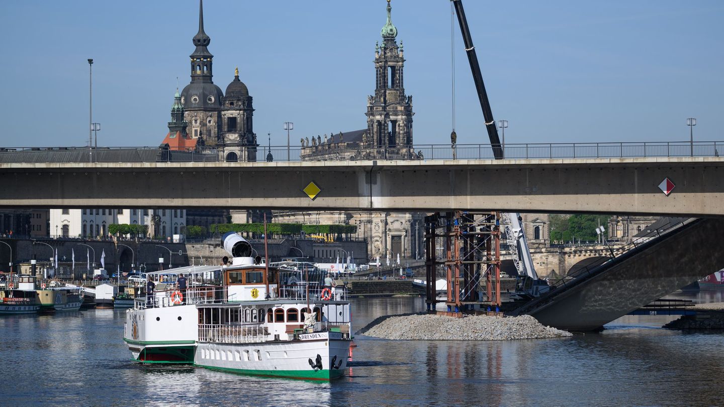 Flottenspektakel: Mai-Parade der Dresdner Weißen Flotte ohne Carolabrücke