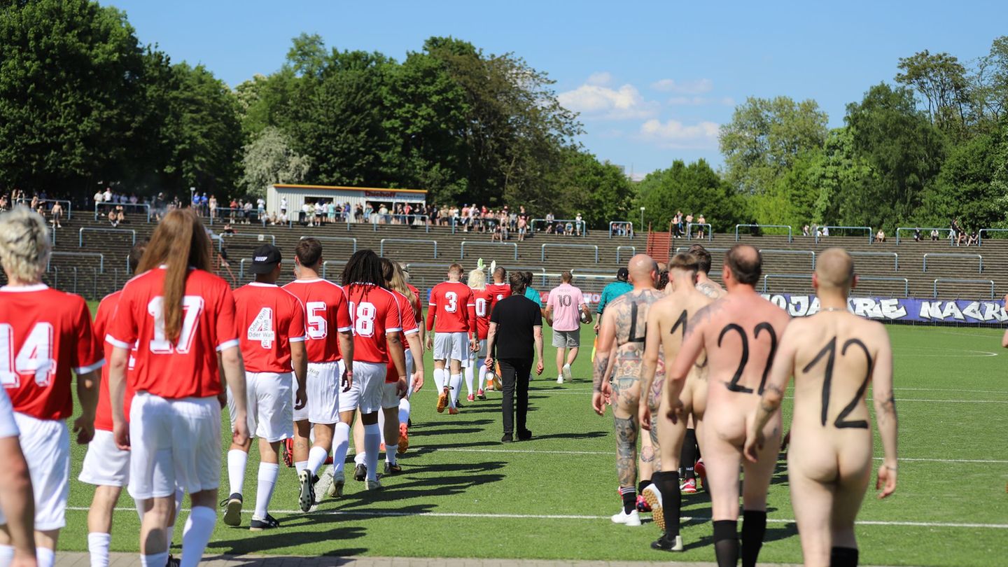 Jubiläums-Partie: Nackte Fußballer kicken gegen den Kommerz