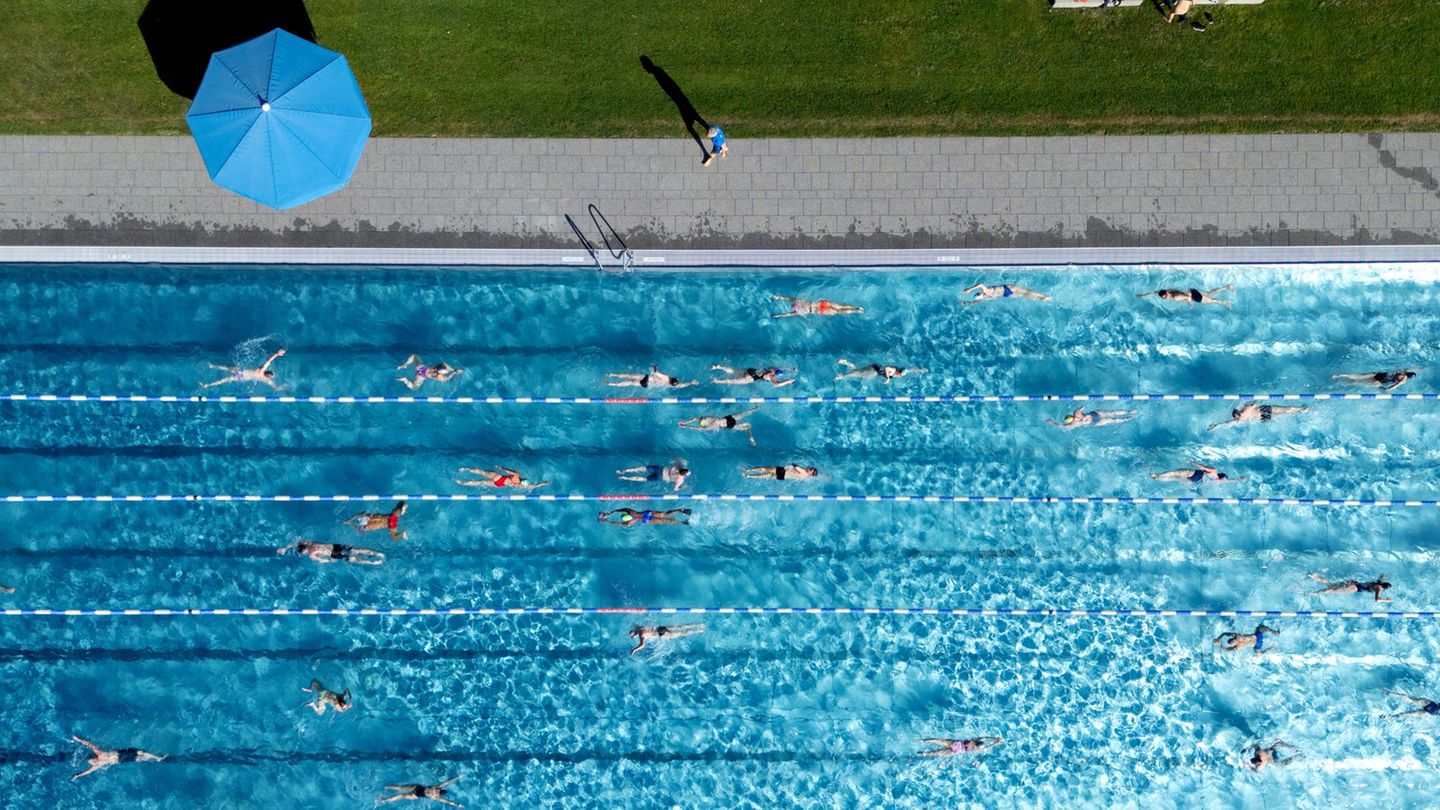 Strahlender Sonnenschein: Freibadsaison eröffnet – über tausend Besucher in München