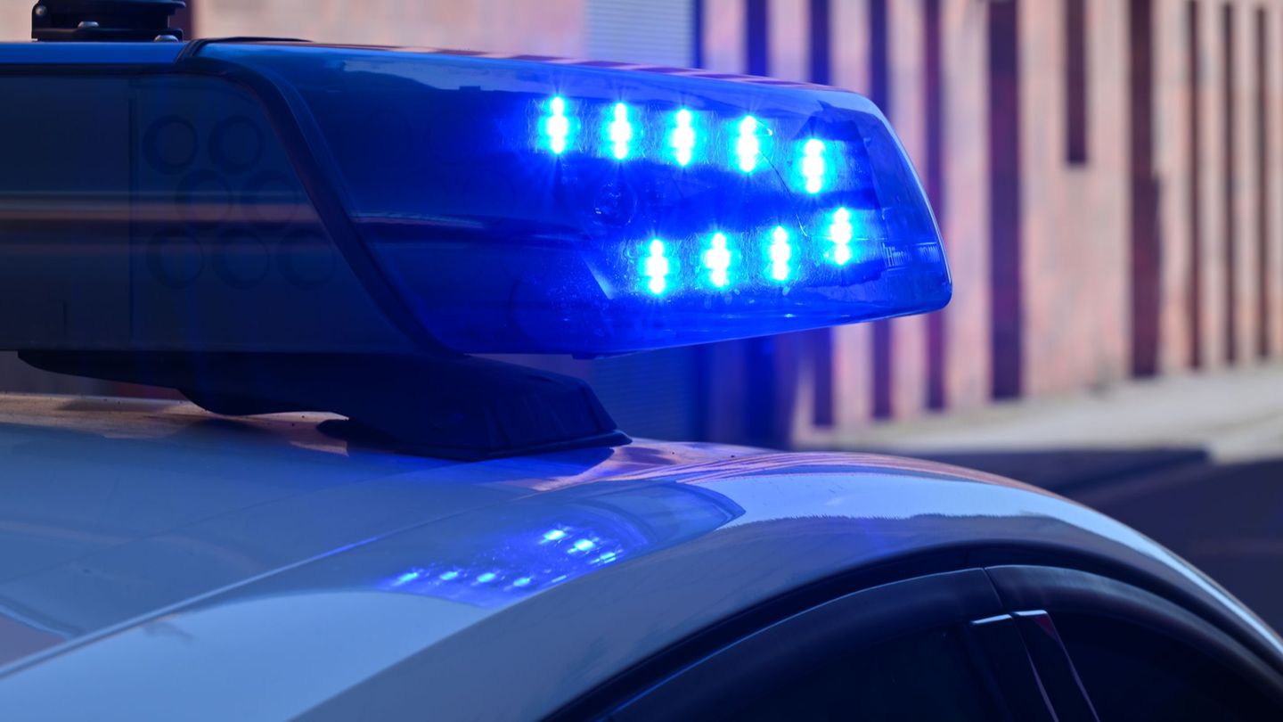 Verkehrsunfall: Kleinbus erfasst Polizistin auf Landstraße – schwer verletzt