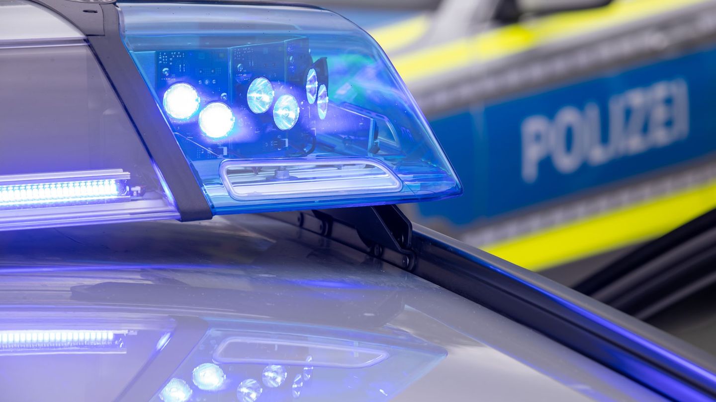Randale: Polizei sucht 13 Hooligans nach Taxi-Angriff in Rostock