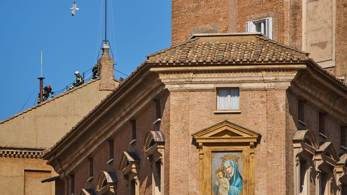 Konklave: Kamin zur Papstwahl nun auf Sixtinischer Kapelle