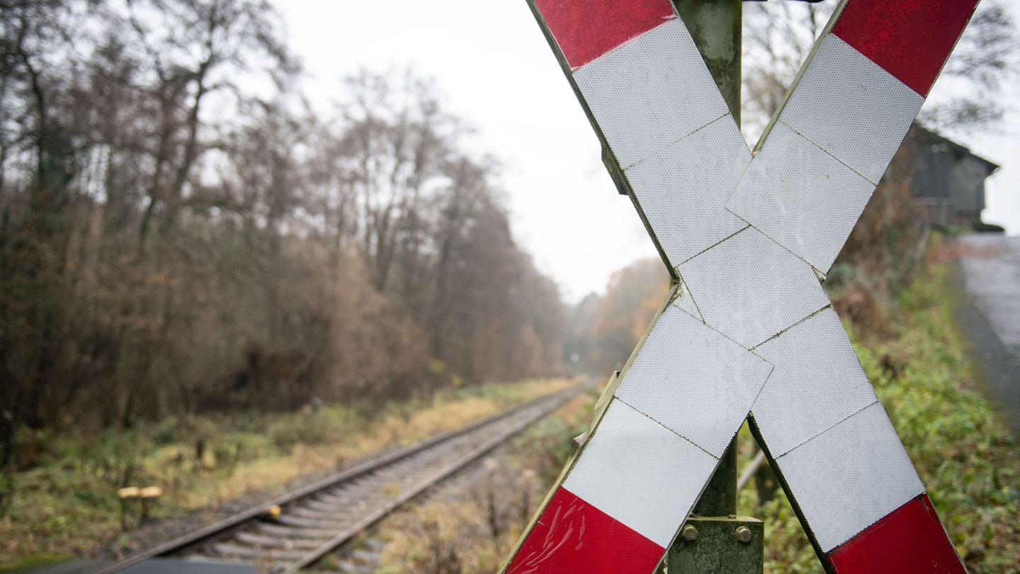 Unfall: Auto an Bahnübergang von Zug erfasst – Mann eingeklemmt