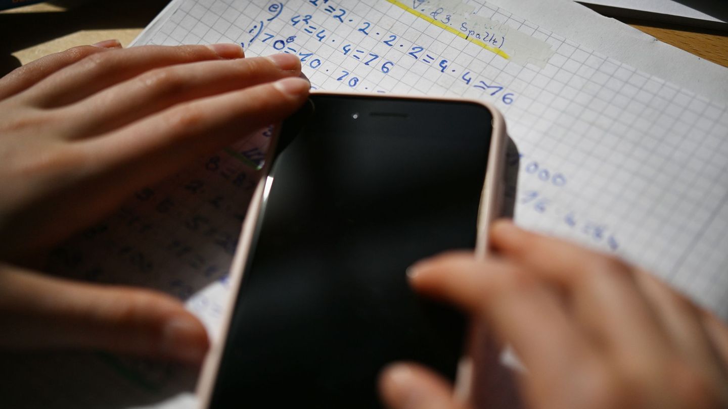 Smartphone in der Schule: Lehrer wünschen sich Rechtssicherheit in der Handy-Frage