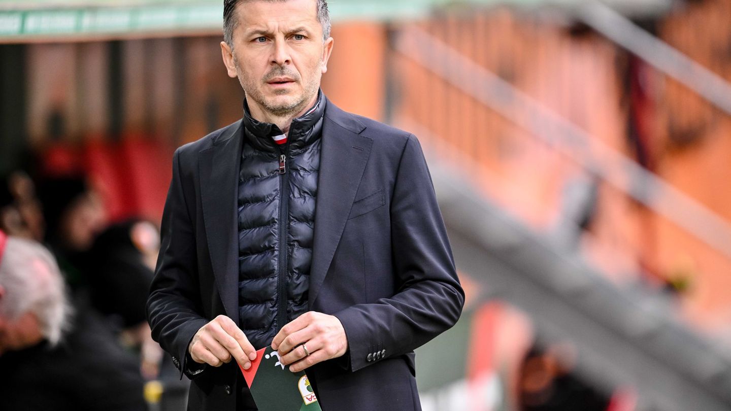 Fußball-Bundesliga: Torwarttalent bekommt Profivertrag in Augsburg