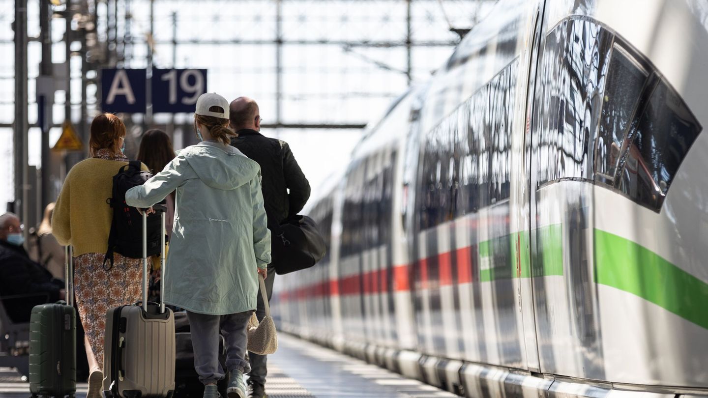 Notfälle: Mensch unter ICE in Frankfurt – Retter kriechen hin