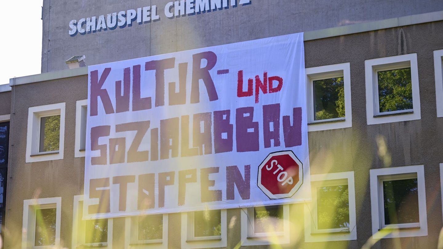Kulturprotest: Kulturhauptstadt: Aktivisten halten Schauspielhaus besetzt