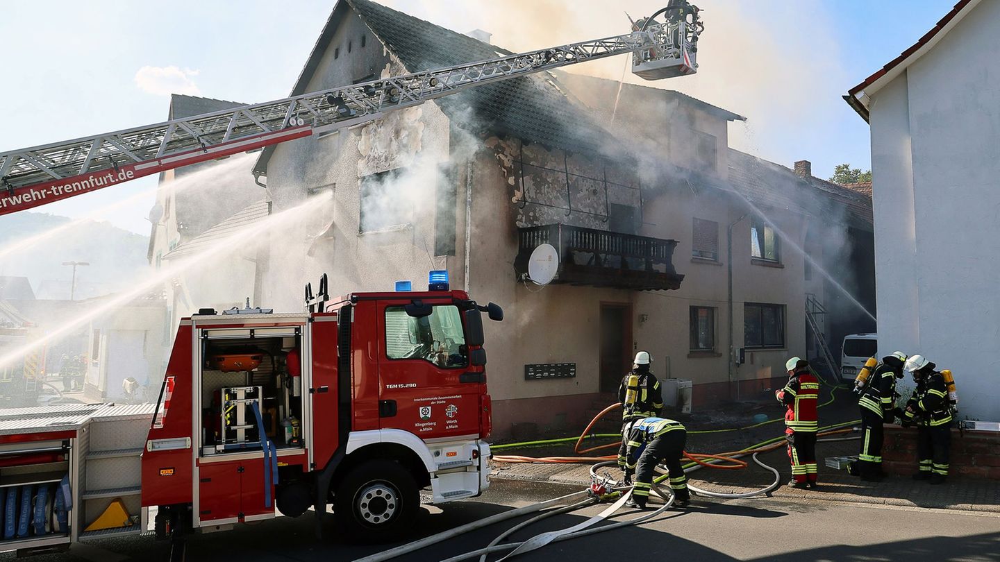 Landkreis Miltenberg: Feuerwehr findet tote Person bei Brand in Mehrfamilienhaus