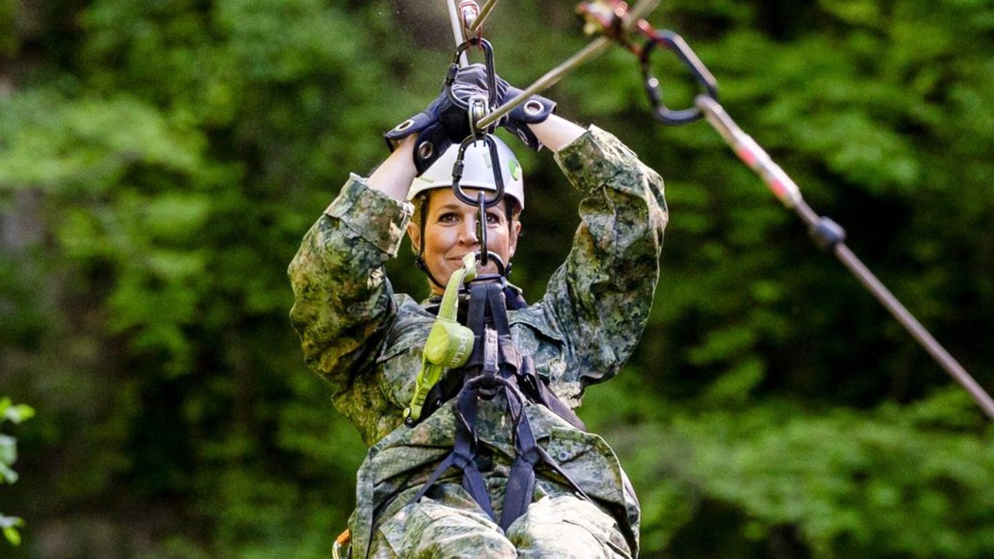 Máxima der Niederlande: In Tarnkleidung an der Seilrutsche