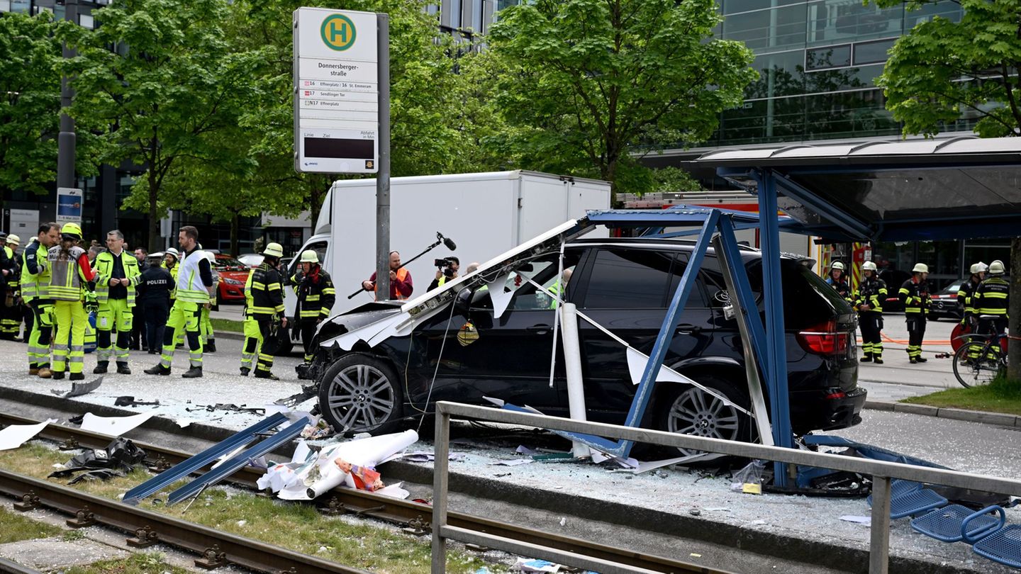 München: Studentin stirbt nach Autounfall an Straßenbahn-Haltestelle