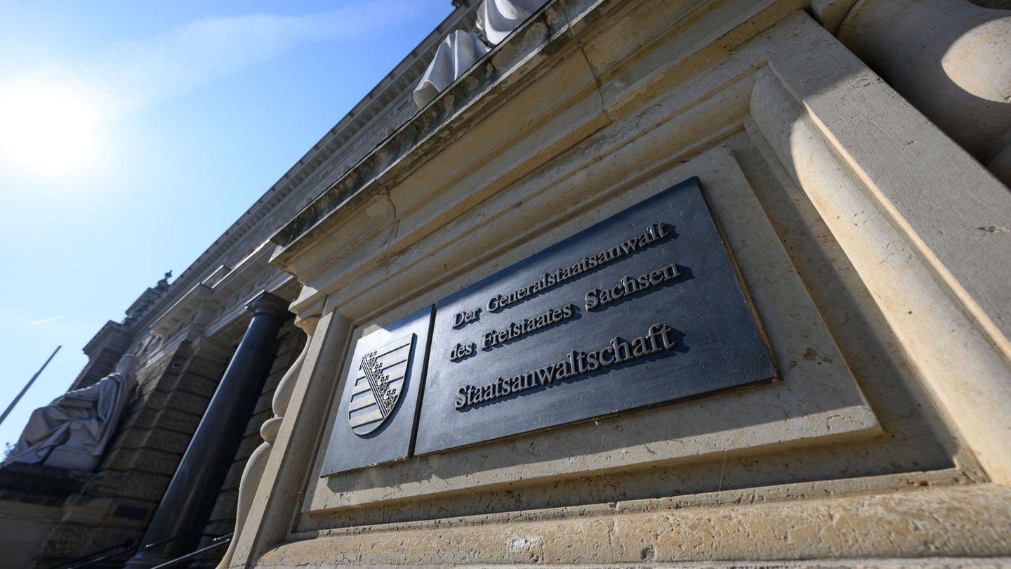 Dresden: Hitlergruß im Oldtimer? Mann soll 2.500 Euro Strafe zahlen