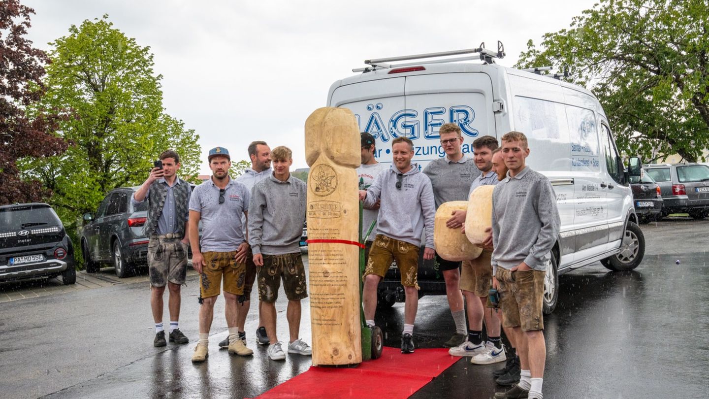Schlagzeilenträchtige Skulptur: Holzpenis für einen guten Zweck versteigert