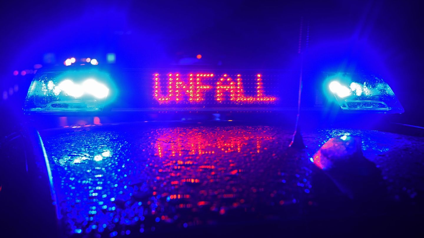Ursache unklar: Tödlicher Verkehrsunfall: Auto kracht gegen Brückenpfeiler